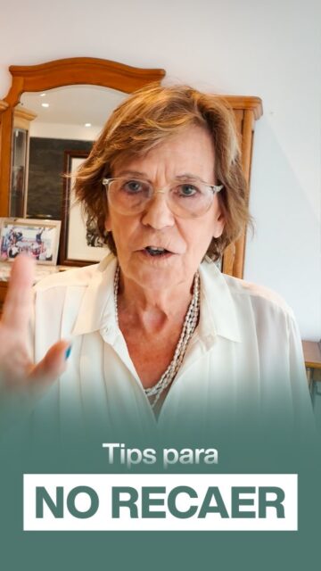 Tips clave para no recaer 🚭

​Si estás en el proceso de dejar de fumar, hay dos reglas fundamentales que tenés que mantener firmes para proteger tu esfuerzo:

​Nunca más una pitada: No existe "solo un cigarrillo" o "una probadita". Esa primera pitada es el paso atrás.

​Cuidado con las reuniones y el alcohol: Tratá de no quedarte en ambientes donde esté lleno de fumadores, sobre todo si hay alcohol de por medio.

​¿Por qué el alcohol es un peligro?
En ese momento, el alcohol baja tus defensas y te hace pensar: "Bueno, uno solo no me va a hacer nada".

 Probás una pitada hoy, otra en la reunión de la semana que viene... y ese es el comienzo de la perdición.

​¿Cuál es la recomendación?

Tratá de evitar esos grupos por un tiempo prolongado. No va a ser para siempre. 

Más adelante, vas a ver que el cuerpo cambia: ya ni vas a querer estar ahí porque te va a molestar el humo y el olor que con tanto esfuerzo lograste sacar de tu cuerpo.
​¡Cuidá tu proceso, vale la pena! 💪

​#susanareznik #DejarDeFumar #TipsParaNoRecaer  #VidaSaludable #Tabaquismo